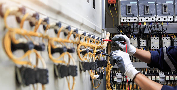Professional Electrician technician working in Hamburg, IA